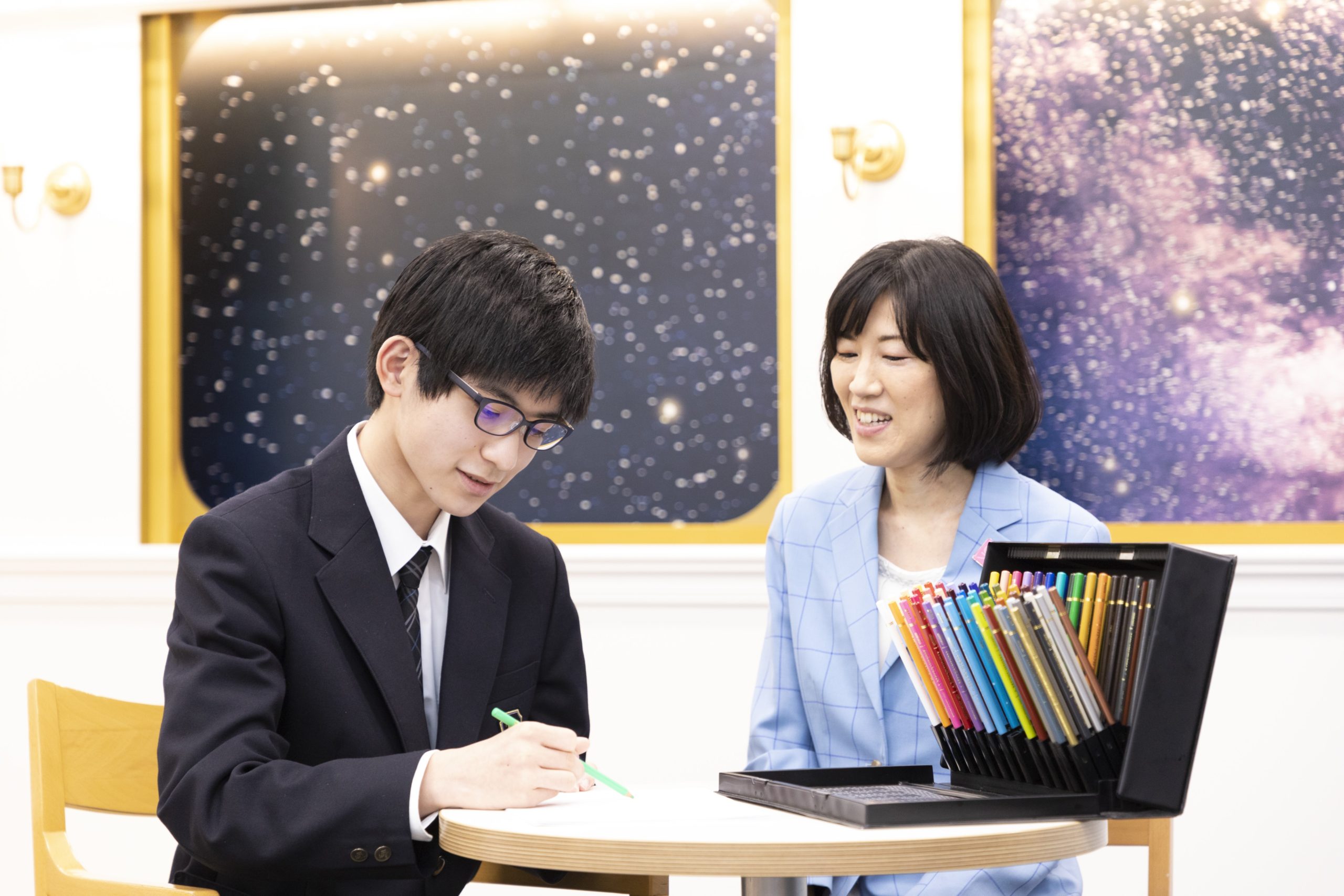 子どものケアに取り組む卒業生の様子