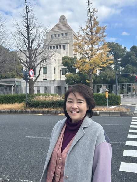 国会議事堂前に立つ女性カウンセラーの写真
