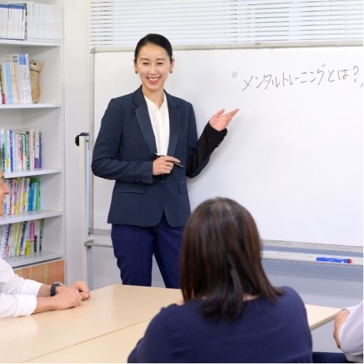 現役の心理カウンセラーがホワイトボードでメンタルトレーニングについて説明している研修風景